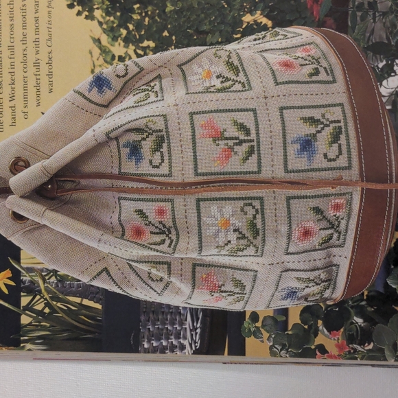 Just CrossStitch Magazine June 2000 - Picture 9 of 16